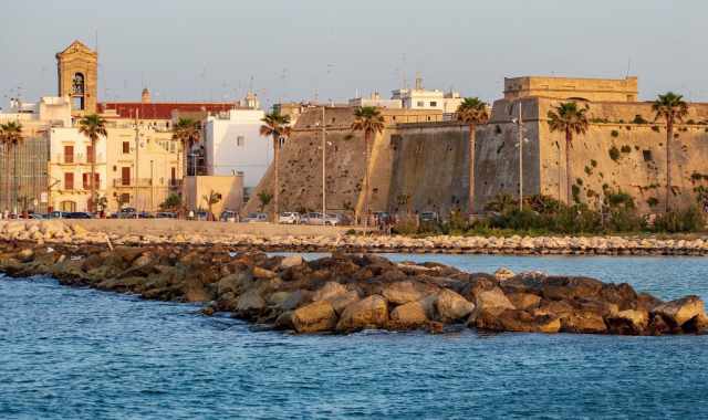 Chiese, palazzi e castelli adagiati sul mare:  Mola, il borgo che attende di essere rivelato